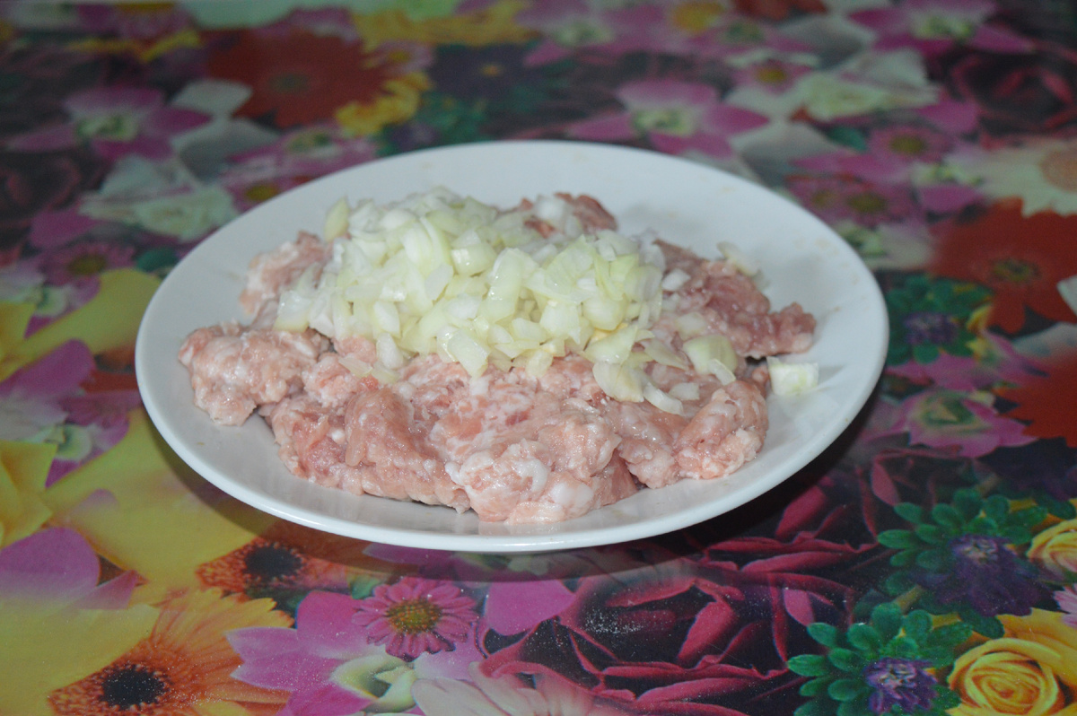 Чебуреки с фаршем и луком. Шаг 2.