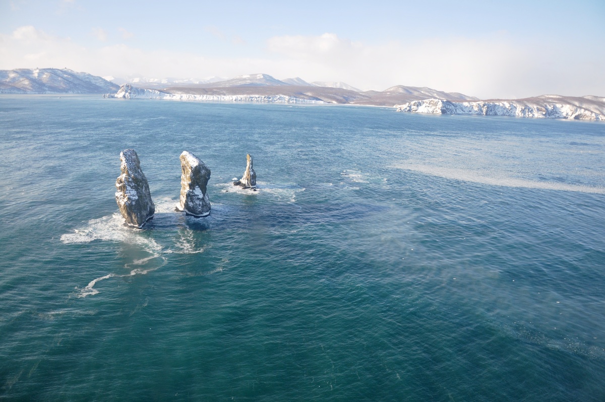 Символ Авачинской бухты, сторож портовых городов и официальный памятник природы – всё это скалы Три брата на Камчатке. Они расположились прямо на входе в губу, в бухте Шлюпочная. Известны они еще с XVIII века и были нанесены на планы Авачинского залива в 1737 году.