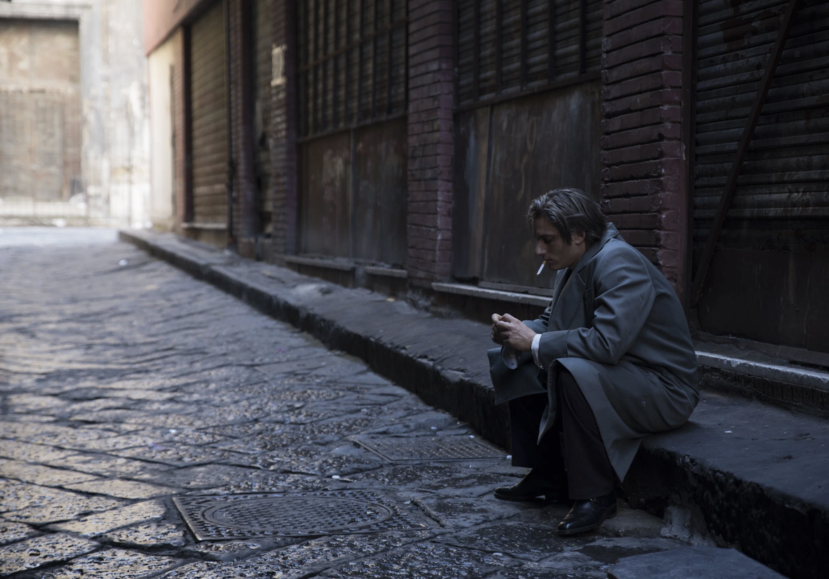 Кадр из к/ф "мартин Иден", 2019г. 