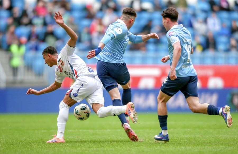    Кармо (ЦСКА), Максим Витюгов («Крылья Советов») и Иван Олейников («Крылья Советов») в матче 25-го тура Российской премьер-лиги (РПЛ) в Самаре. / Источник: © Юрий Стрелец/РИА Новости