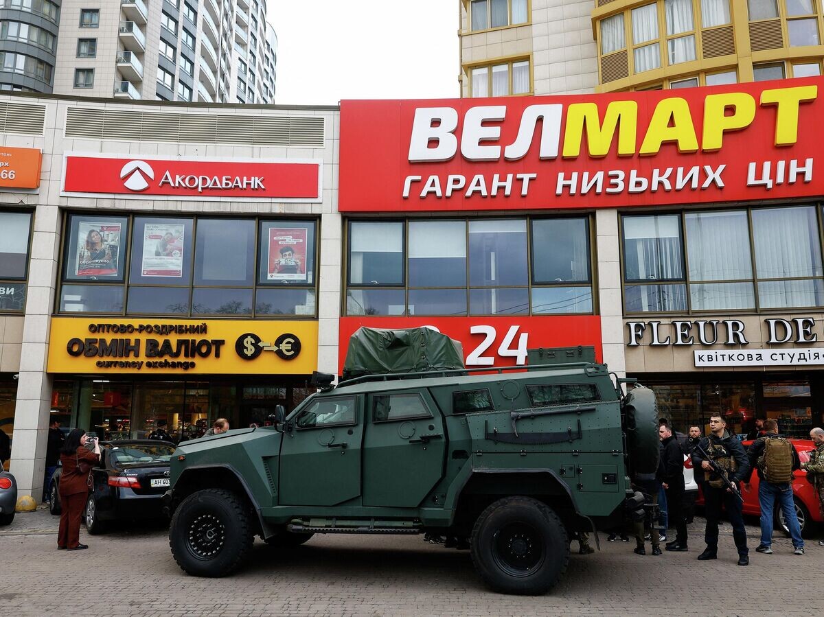    Сотрудники правоохранительных органов Украины на месте стрельбы в Киеве | © REUTERS / Valentyn Ogirenko