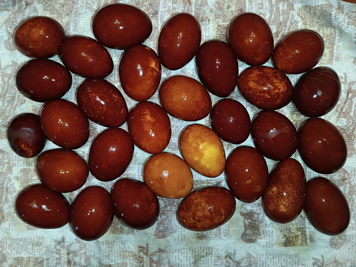 Смотрите, как в этот раз два яйца "выделились" 😀, все покрасились тëмненько, а эти не захотели 😂