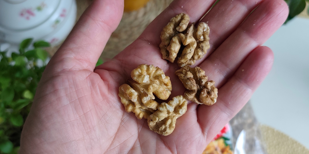 Какие грецкие орехи выгоднее покупать - очищенные или в скорлупе? Подборка блюд с грецкими орехами и чем они полезны.