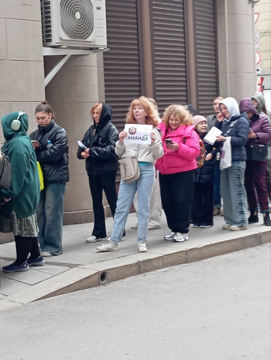 Наша Светлана с табличкой Ананда