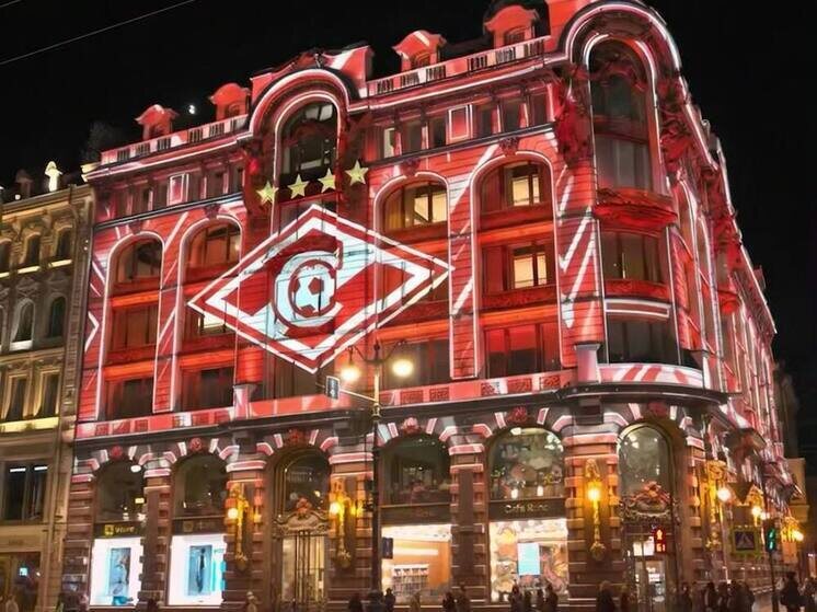     Оба здания окрасились в красно-белые цвета. Фото: скриншот видео пресс-службы "Спартака"