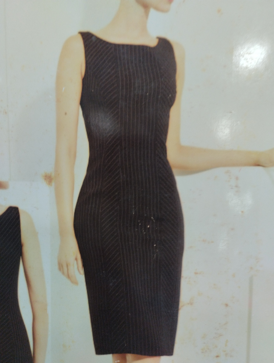 Это однозначно хочу. С 90-х обожаю, лодочки замшевые и такое платье, в тонкую полоску. 