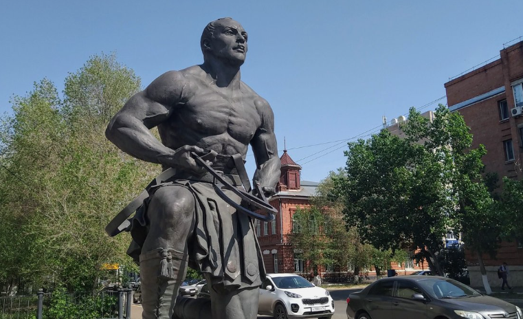 Памятник Александру Зассу. Что памятник поставили - доброе дело. Но не стоило приукрашивать атлета телом культуриста, полностью игнорируя пренебрежительное отношение к мышцам самого Александра.