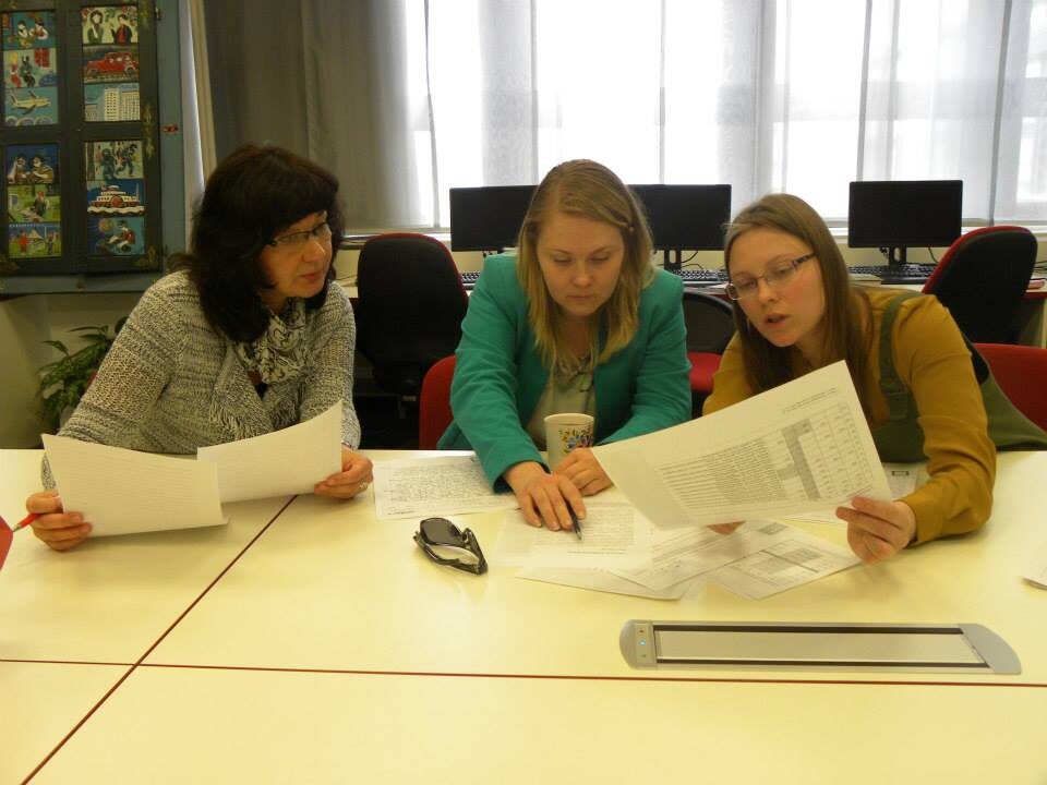 фото из архива автора: я в центре, проверяем диктанты