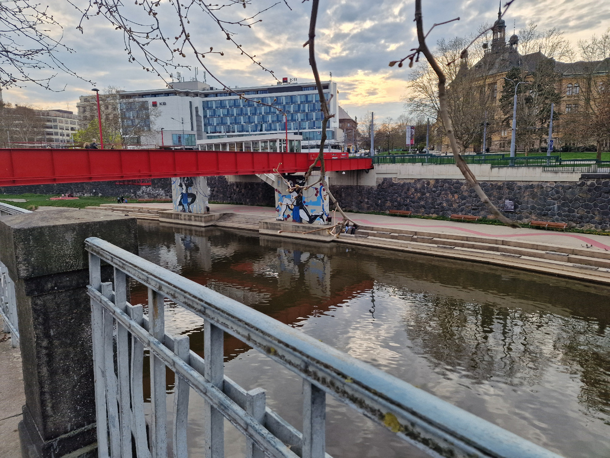 фото автора: город Пльзень, река Радбуза. Чем-то это место мне напоминает Екатеринбург