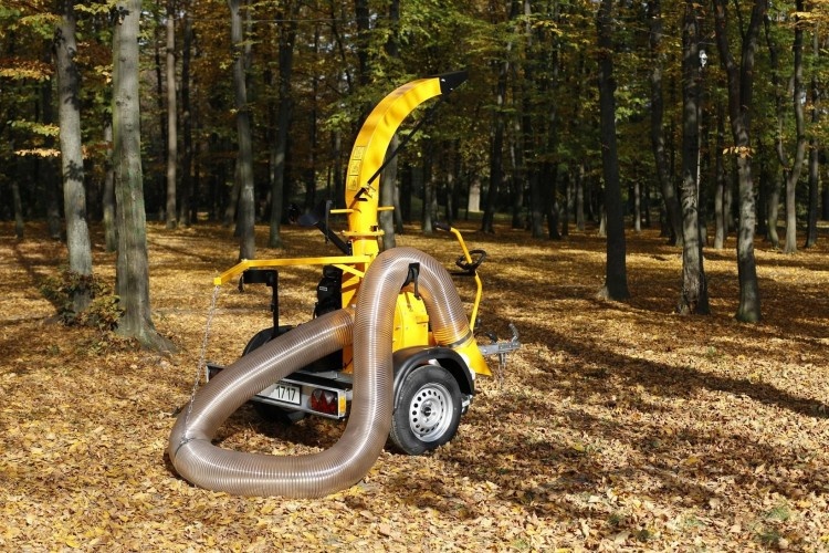 Прицепной коммунальный пылесос Laski VD500P2 – это уникальная многофункциональная техника, предназначенная для уборки парковых и дворовых территорий от мокрых или сухих листьев, скошенной травы, мелкой древесной щепы.