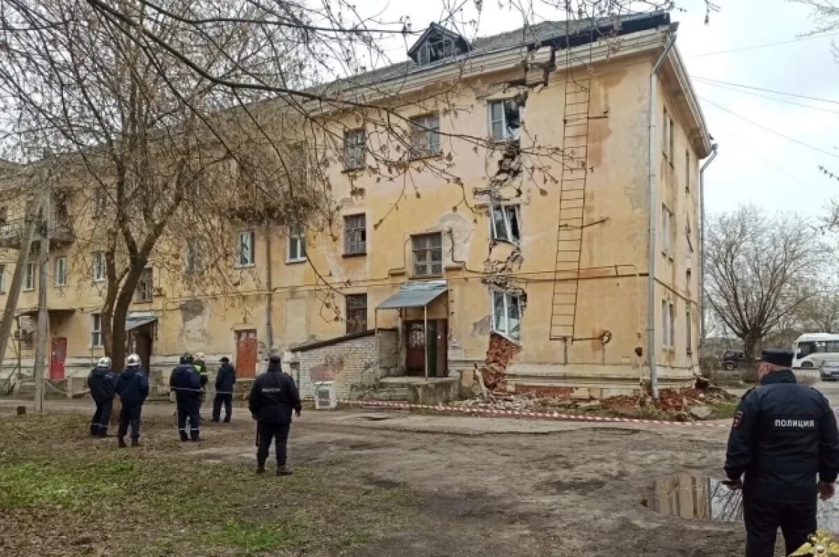    Полицейские дежурят у треснувшей трехэтажки в Балахне