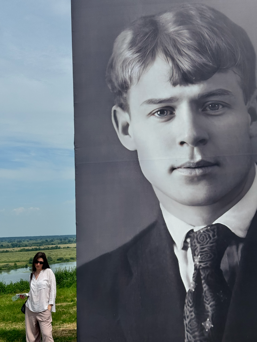 Гигантский портрет Есенина С.А. в Константиново с видом на реку и поля