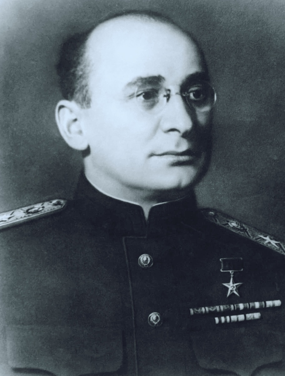 Лаврентий Павлович Берия — советский государственный и партийный деятель, генеральный комиссар государственной безопасности (1941), Маршал Советского Союза. 