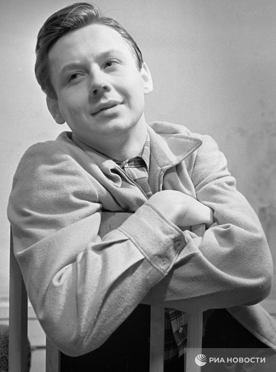 Актер Олег Табаков в роли Славки в спектакле «Пять вечеров» театра «Современник», 1960 год © Михаил Озерский, РИА Новости