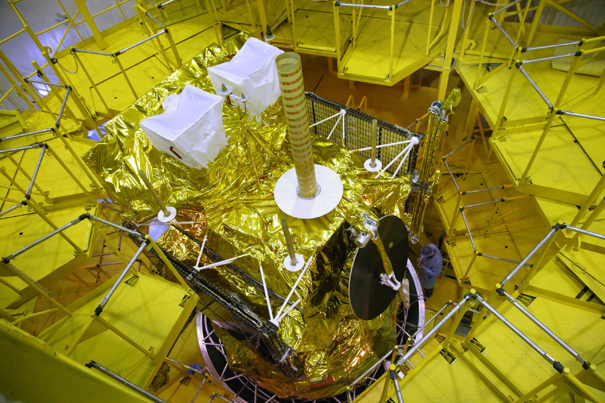 Подготовка спутника "Арктика-М" к запуску (КЦ "Южный"/ГК Роскосмос)