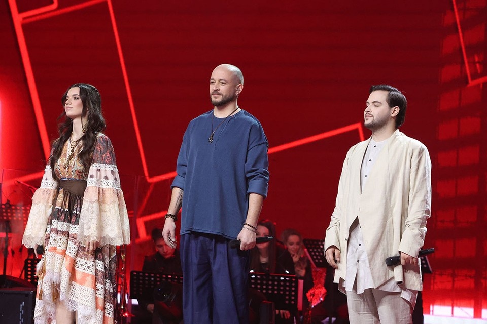    Финалист Александр Гузко (в центре) из команды Пелагеи. Фото: Первый канал/Юрий ФЕКЛИСТОВ