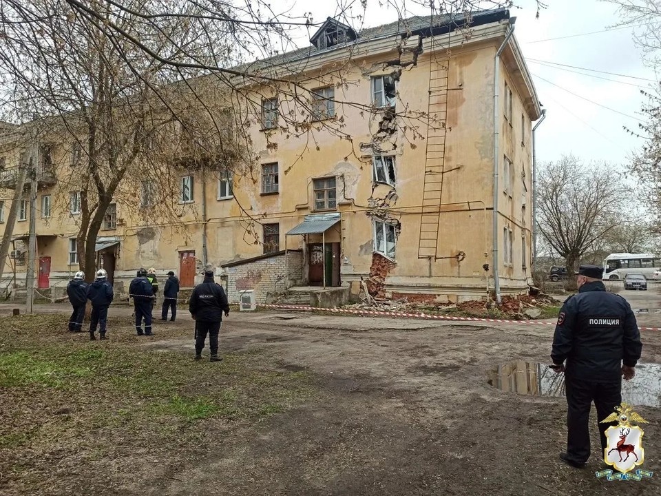    Полиция охраняет разрушающийся дом и имущество жильцов на Энгельса в Балахне ГУ МВД по Нижегородской области