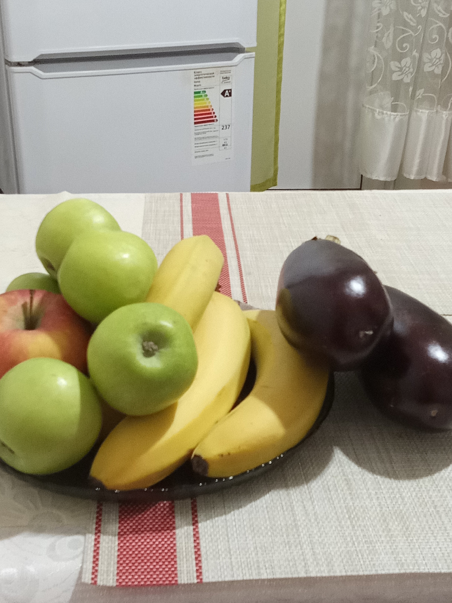 Яблоки, бананы, баклажаны.