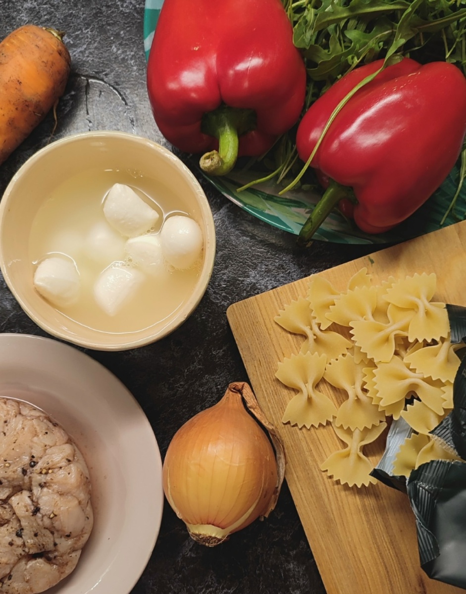 Теплый салат с рукколой, курицей терияки, болгарским перцем и шариками моцареллы
