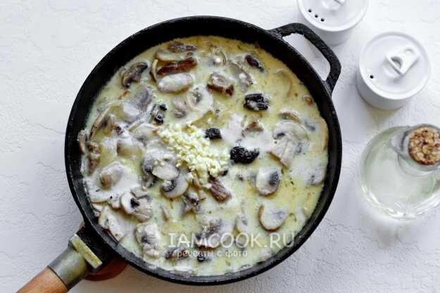 Говядина с черносливом в сливочном соусе