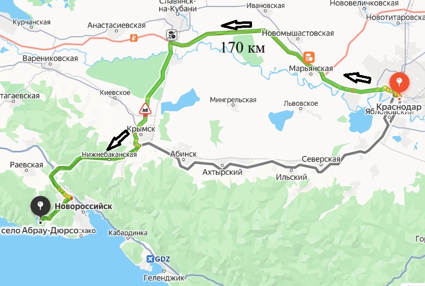 Расстояние от Краснодара — ровно 172 км по трассе и 2,5 часов в пути без пробок. Мы выбираем дорогу с платным участком (+примерно 450р.). Есть другой вариант через Северскую, Ильский, Ахтырский: расстояние 160 км, но дорога в некоторых местах разбита, есть участки на ремонте, много фур и только две полосы движения.