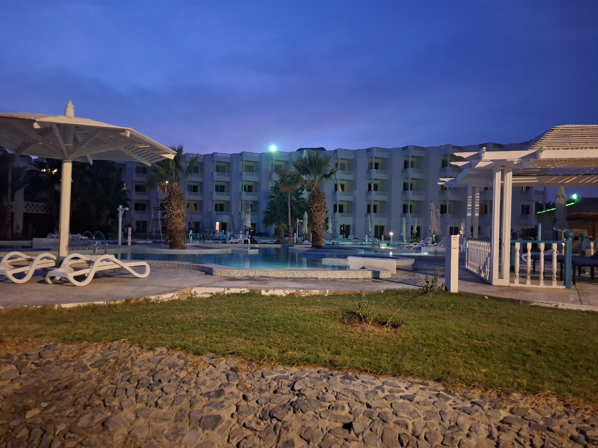 Корпус White Valley Palace, вид с бассейна