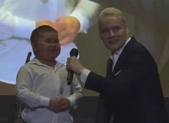 Фото из открытых источников. Шаман преподает урок музыки.