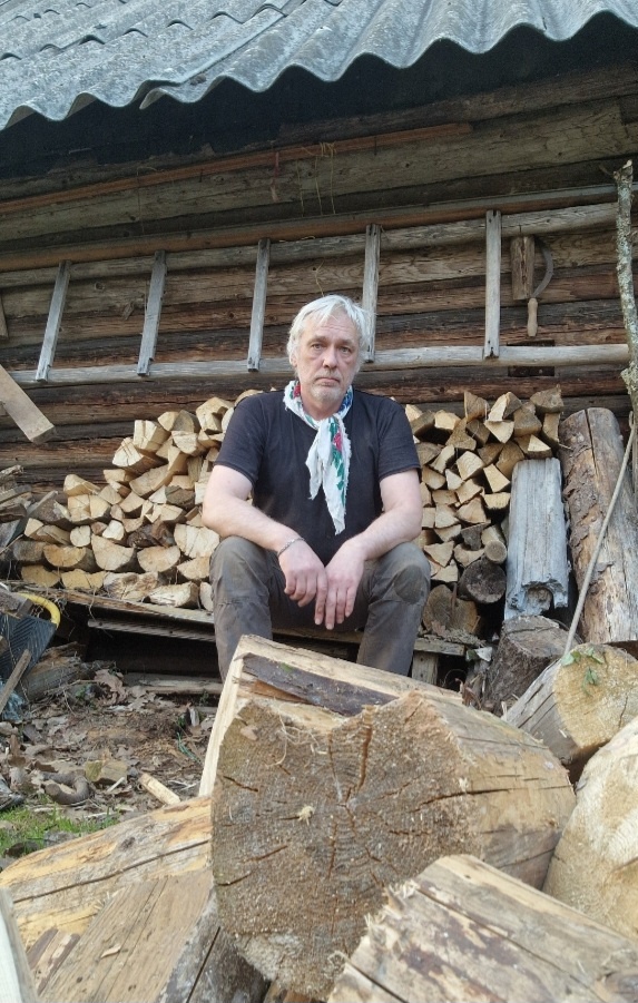 Женский платок на шее защищает шейные лимфоузлы от ультрафиолета, пока не забрал в oзoне бафф.