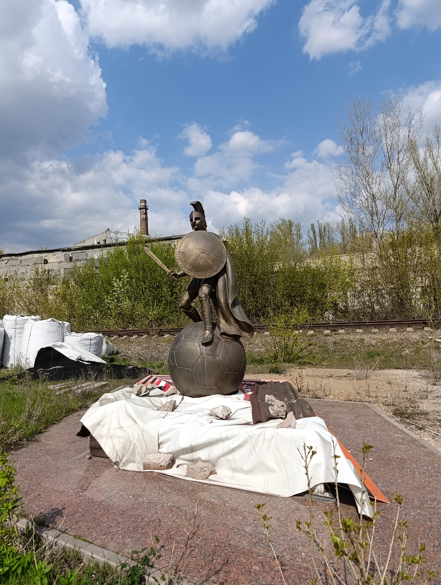 Памятник Спартаку. По пути в урочище Бахмутка со стороны улицы Орбиты.