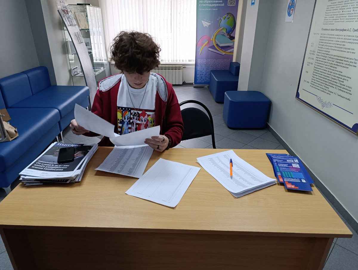 Тот самый хостес с теми самыми списками.