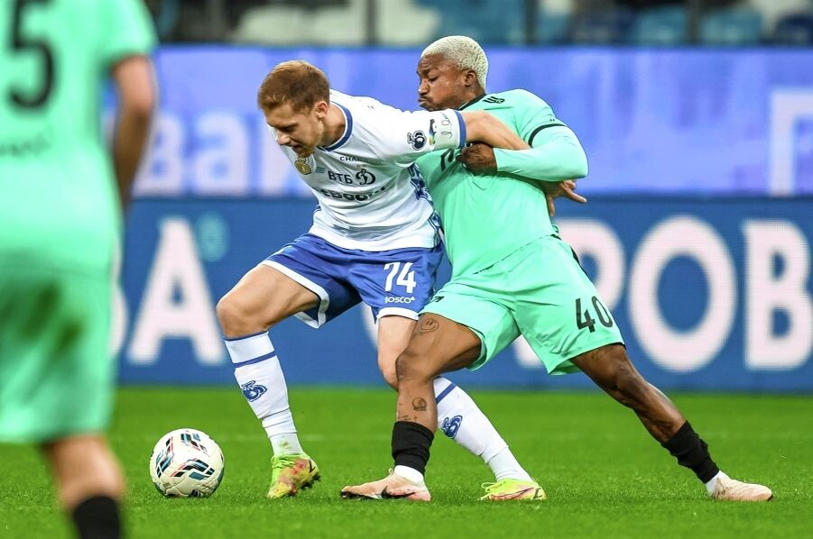    Даниил Фомин («Динамо») и Олакунле Олусегун («Пари НН») в матче 25-го тура Российской премьер-лиги (РПЛ) в Нижнем Новгороде / Источник: © Григорий Соколов/РИА Новости