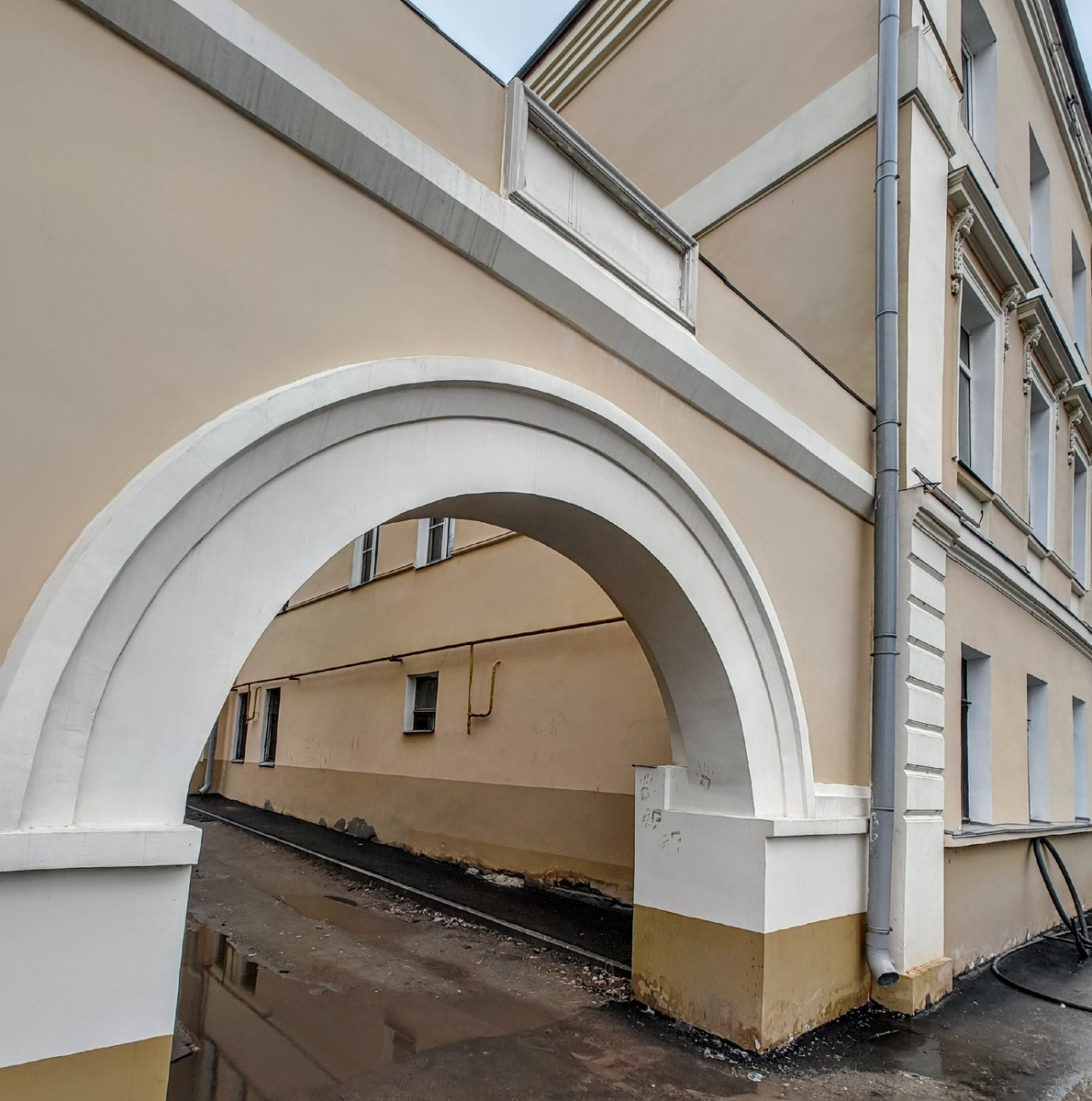 Та самая арка на улице Черниговской в Нижнем Новгороде,через которую попадаешь в "Дом у реки"