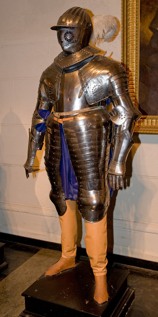 Кираса с круглой вмятиной от испытательного выстрела — заводским клеймом «of proof». 
