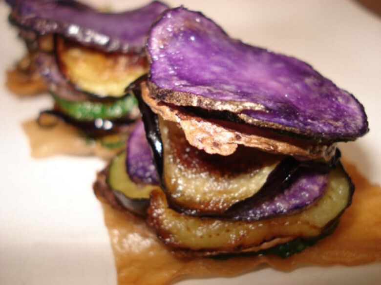 Блюдо из необычного сине-фиолетового картофеля