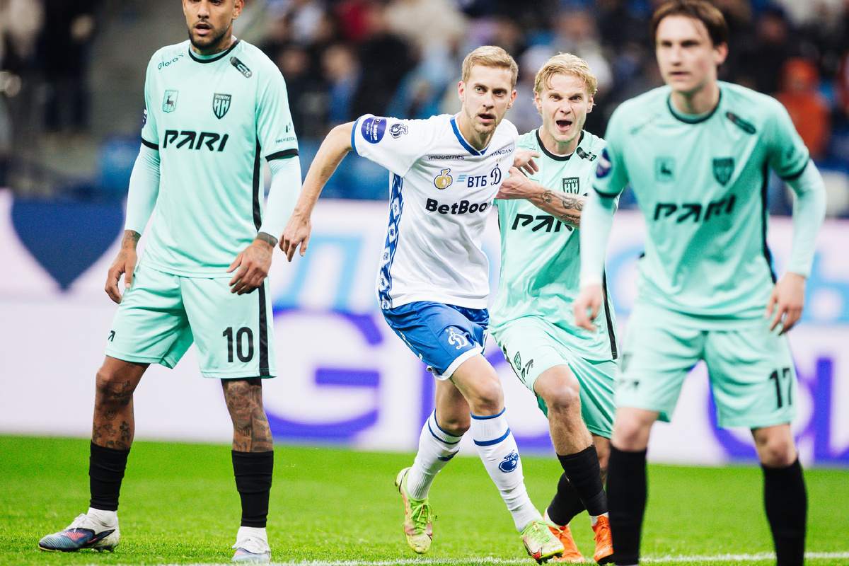 Даниил Фомин (в центре)