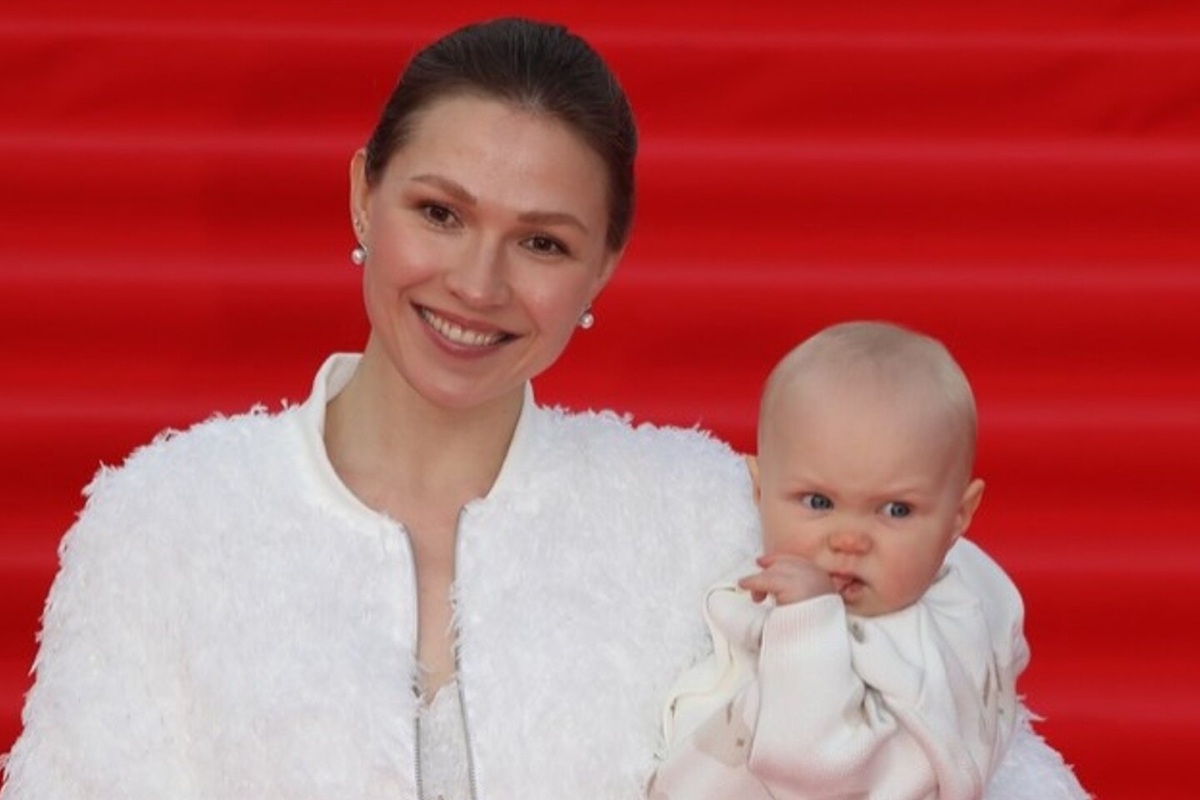     «Мне сказали не высовываться»: Елену Алферову после появления с маленькой дочерью на ММКФ атаковали хейтеры