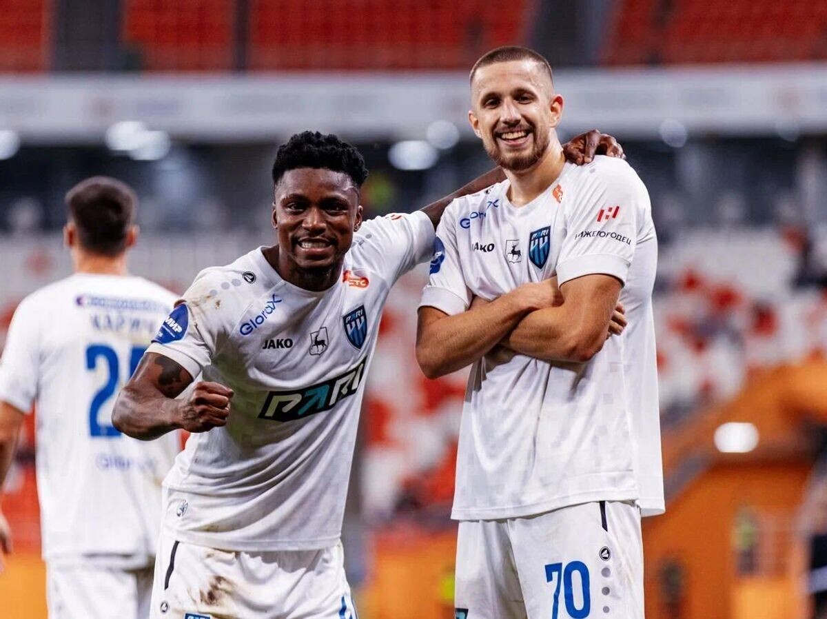    Олакунле Олусегун и Максим Шнапцев | © Соцсети ФК "Нижний Новгород"