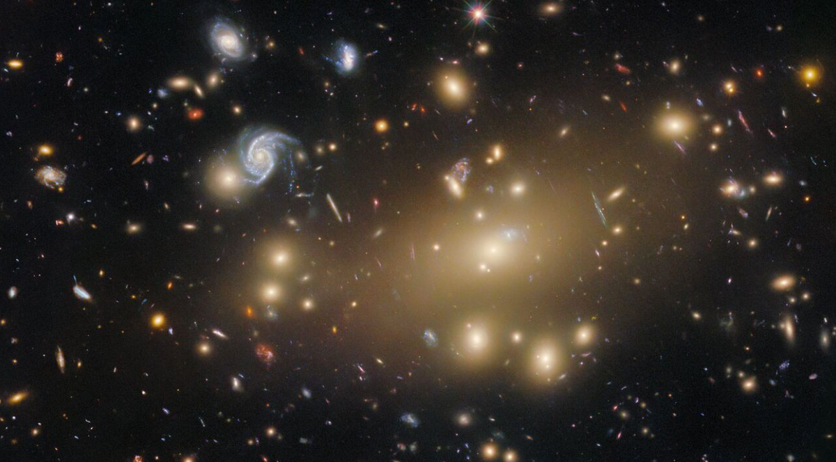 Массивное скопление галактик, искривляющее пространство-время, представленное на этом снимке космического телескопа NASA (НАСА) Hubble (Хаббл), — это Абелл 209 (Abell 209, Абелл 209), расположенный на расстоянии 2,8 миллиарда световых лет от Земли в созвездии Кита (Cetus, Цетус). Галактики в скоплении Абелл 209 (Abell 209, Абелл 209) разделены миллионами световых лет, а кажущееся пустым пространство между ними заполнено горячим разреженным газом, видимым лишь в рентгеновском диапазоне длин волн.