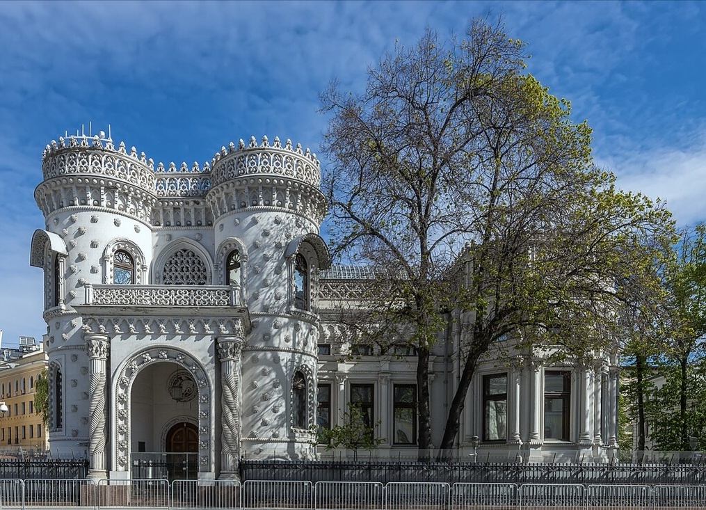 Особняк Арсения Морозова на Воздвиженке, 16 был построен в 1895–1899 годах по проекту архитектора В. Мазырина.

Здание сочетает элементы модерна и эклектики, представляя собой уникальный для Москвы образец стилизации в неомавританском духе. 