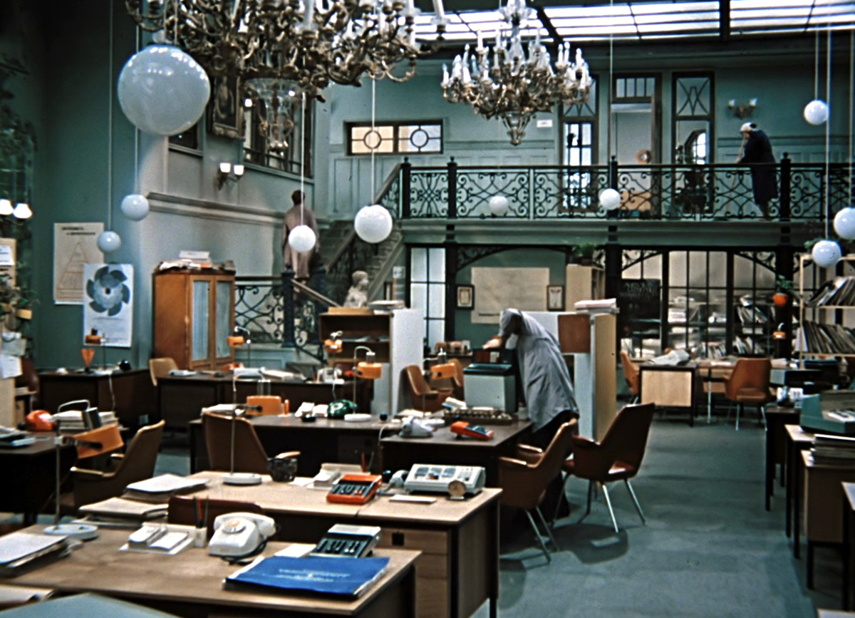 Кадр из кинофильма "Служебный роман", 1977 г., режиссер Эльдар Рязанов, сценаристы Эмиль Брагинский, Эльдар Рязанов, композитор Андрей Петров (скриншот)