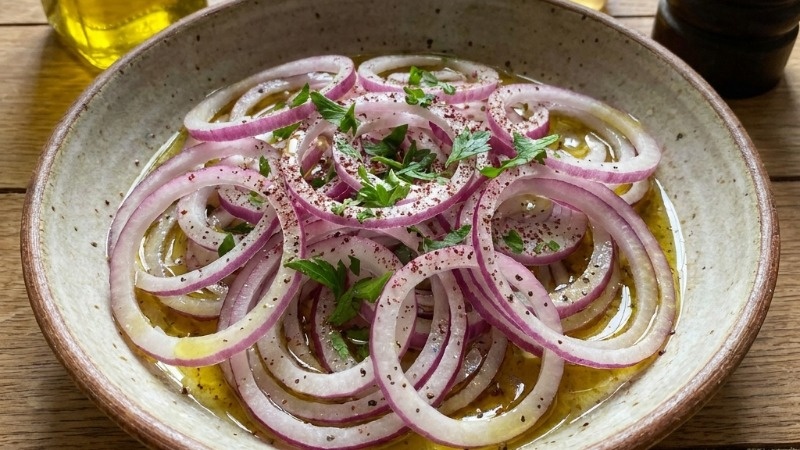 Немецкий луковый салат