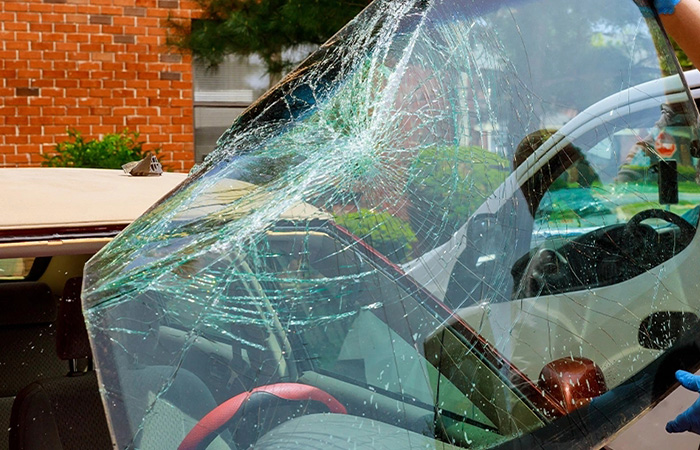 Почему боковые стекла в машине рассыпаются в крошку, а лобовое - нет