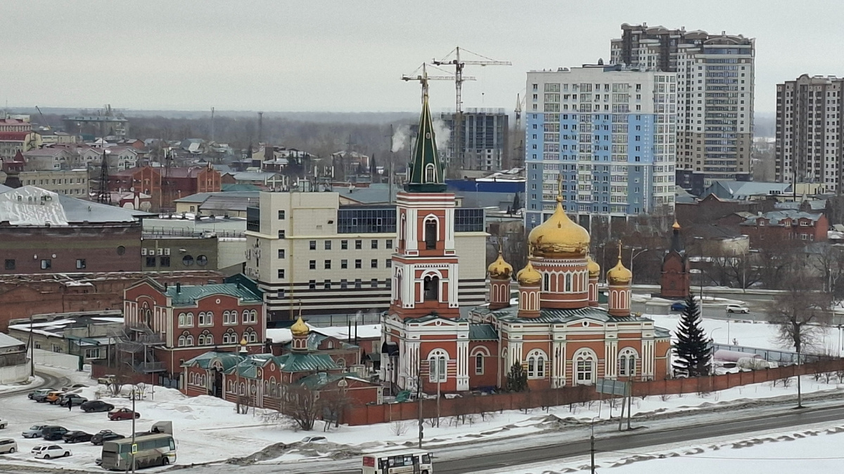Вид на Барнаульский Знаменский женский монастырь со смотровой площадки Нагорного парка  