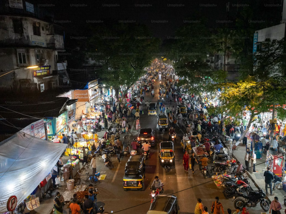 Здесь улица — это не просто дорога. Это одновременно кухня, работа, транспорт и место встречи.