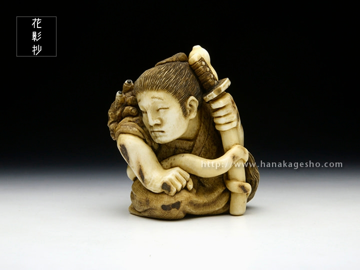 Вид в три четверти. Пока ничего толком не видно, кроме фигуры Хэйтаро:. 