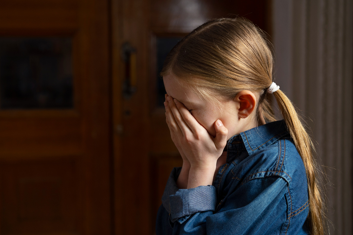 https://ru.freepik.com/free-photo/view-young-child-suffering-from-abuse_39427861.htm#fromView=search&page=1&position=2&uuid=fba55817-1844-4c18-ac47-c2262c1da5f7&query=%D0%B4%D0%B5%D0%B2%D0%BE%D1%87%D0%BA%D0%B0+%D0%BF%D0%BB%D0%B0%D1%87%D0%B5%D1%82