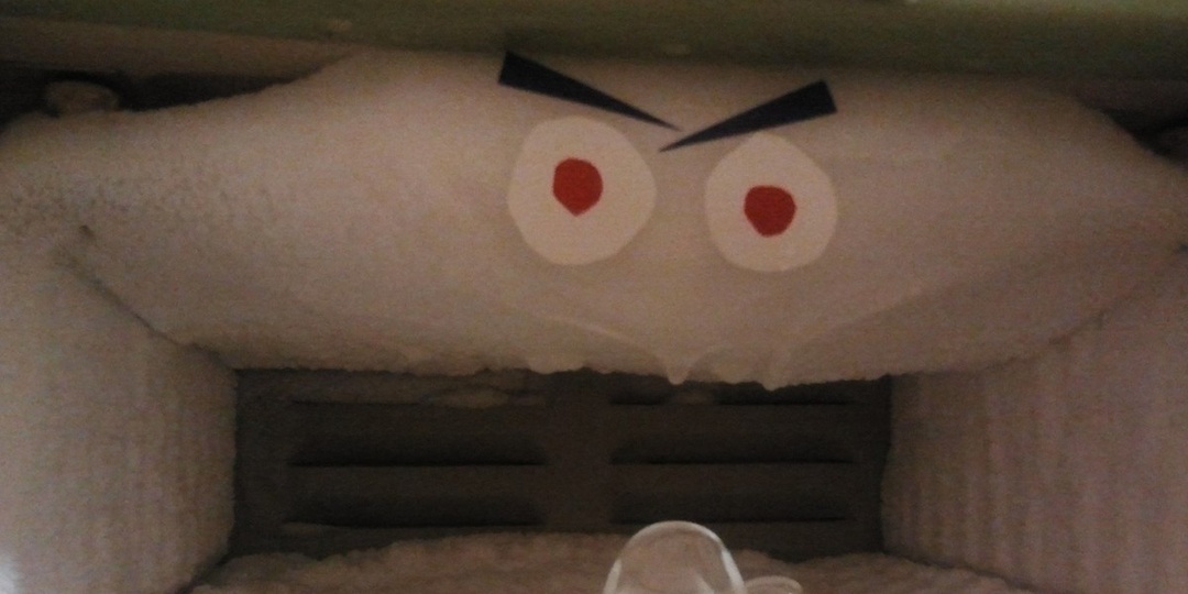 Ледяная ловушка: что делать, если ребенок заперся внутри холодильника старой модели