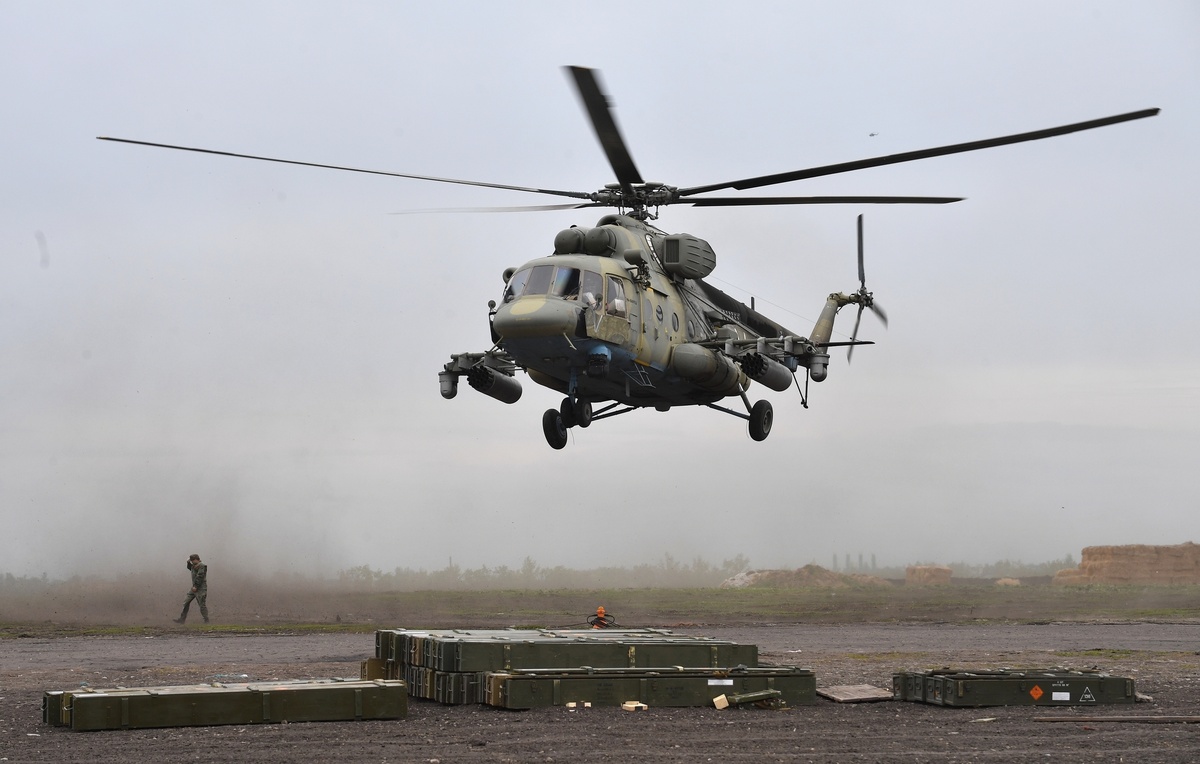     Вертолёт Ми-8АМТШ в зоне проведения СВО / РИА Новости