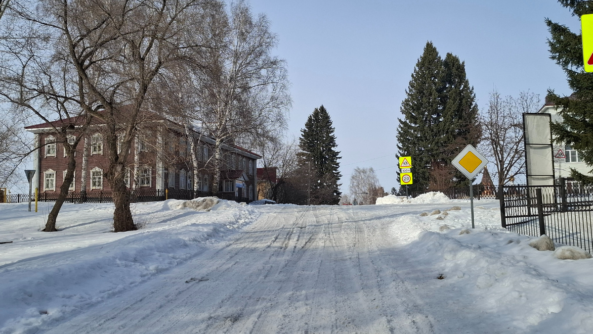 Советская улица в селе Сростки,  справа - ограда музея-заповедника 