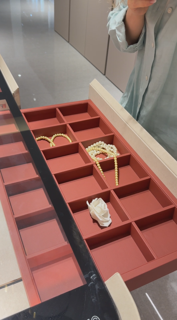 Гардеробный остров, выполненный в актуальных округлых формах с безупречными стыками на углах. Полностью отделан кожей снаружи, а его внутренние части выполнены из кожи стильного терракотово-красного оттенка